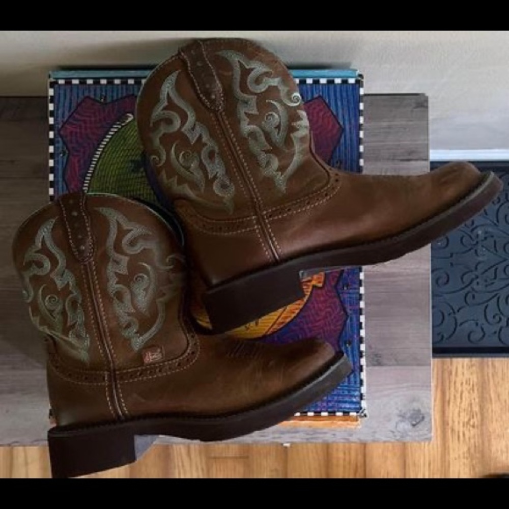 Justin Women’s Boots Size 8 Gypsy Round Toe